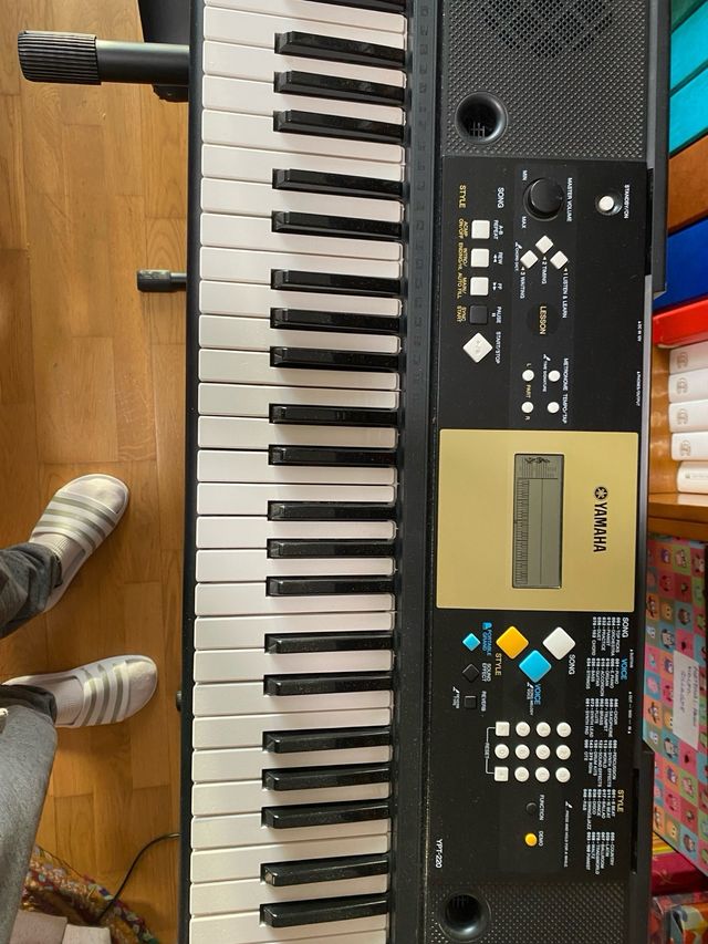 Teclado Yamaha con taburete y soporte tijera