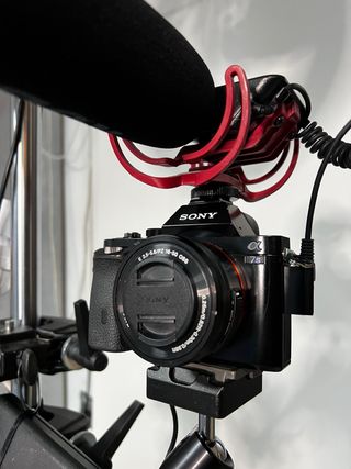 Sony A7S con objetivo y microfono externo