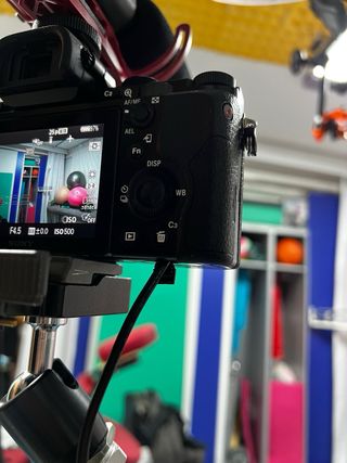 Sony A7S con objetivo y microfono externo