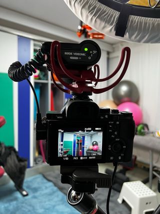 Sony A7S con objetivo y microfono externo
