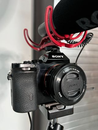 Sony A7S con objetivo y microfono externo