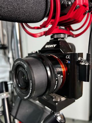 Sony A7S con objetivo y microfono externo