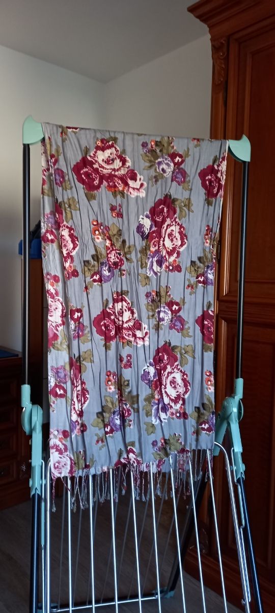 Sciarpa griggia con fiori da donna