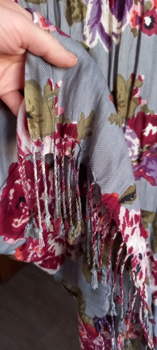 Sciarpa griggia con fiori da donna