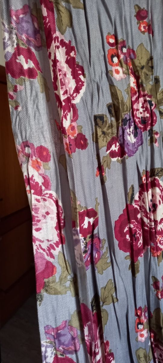 Sciarpa griggia con fiori da donna