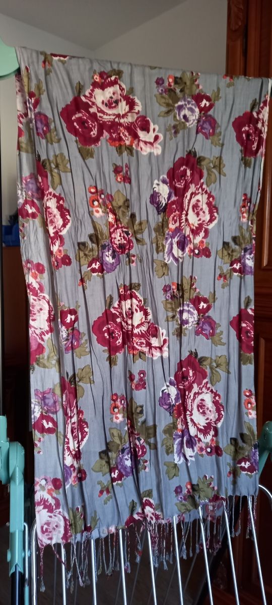 Sciarpa griggia con fiori da donna