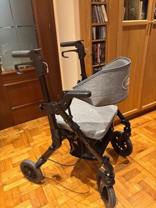 Andador y silla de ruedas  movilidad reducuda.