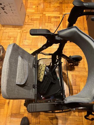 Andador y silla de ruedas  movilidad reducuda.