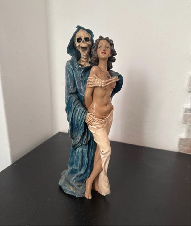 Figura calavera y mujer