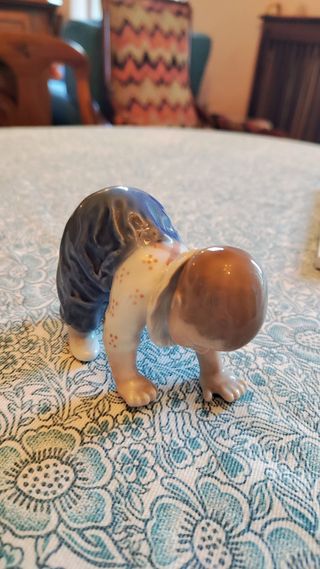 Statuetta bambino che gattona