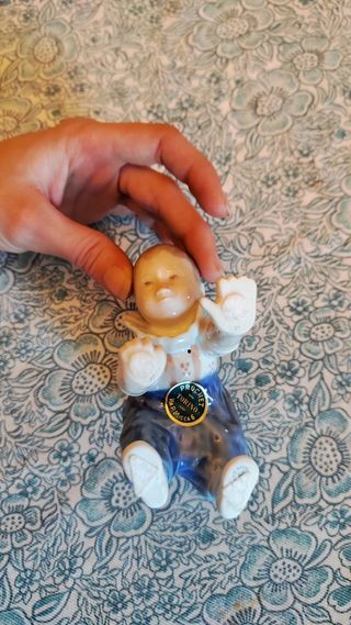 Statuetta bambino che gattona