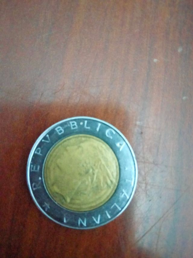 Se vende moneda de 500L