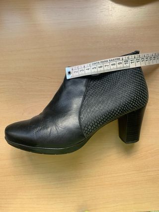 Botin negro de piel