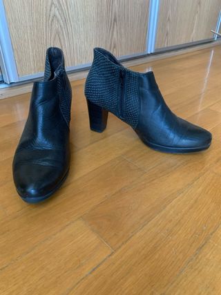 Botin negro de piel