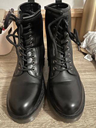 Botas con cordones