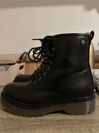 Botas con cordones