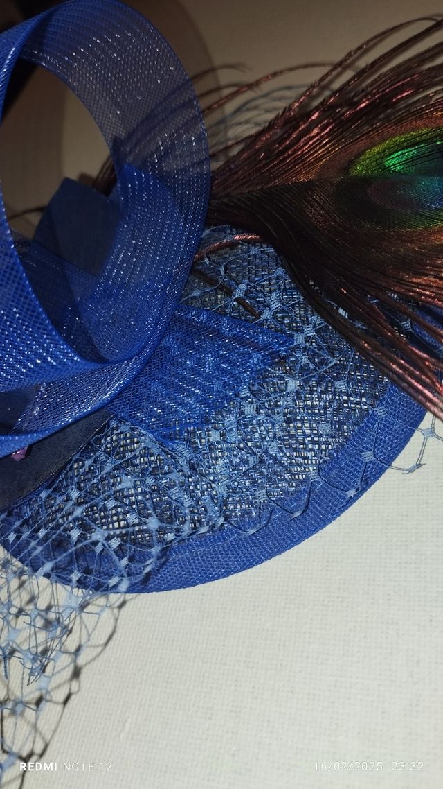 Tocado para eventos hecho a mano.