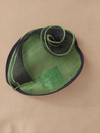 Tocado de fiesta pequeño. Color verde y negro.
