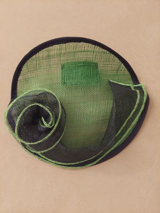 Tocado de fiesta pequeño. Color verde y negro.