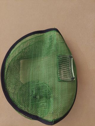 Tocado de fiesta pequeño. Color verde y negro.