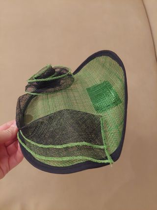 Tocado de fiesta pequeño. Color verde y negro.