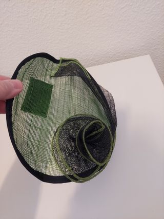 Tocado de fiesta pequeño. Color verde y negro.