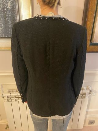 Chaqueta americana negra y tachas talla S