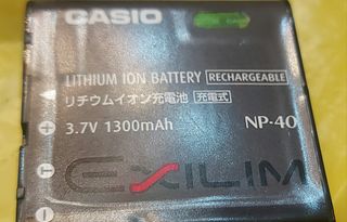 Cargador y batería Casio para cámara