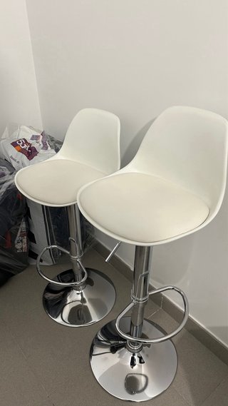 Taburete de diseño con cojín de polipiel