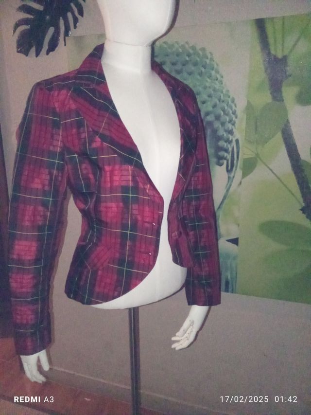 Americana de cuados negro y rojo