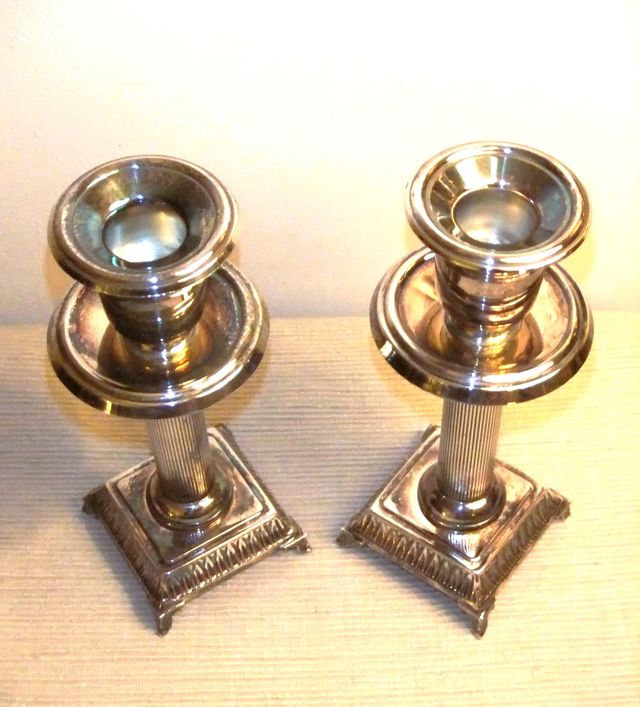 2 CANDELABROS DE ALPACA DE ESTILO NEOCLÁSICO