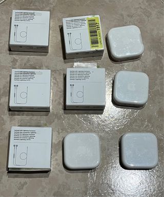 Cajas Apple EarPods de cable originales.
