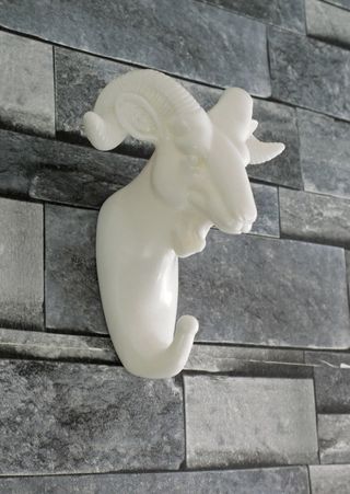 Gancho percha con forma de cabra decorativa