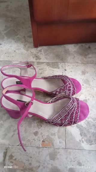 Sandalias de tacón rosa buganvilla con pedrería 