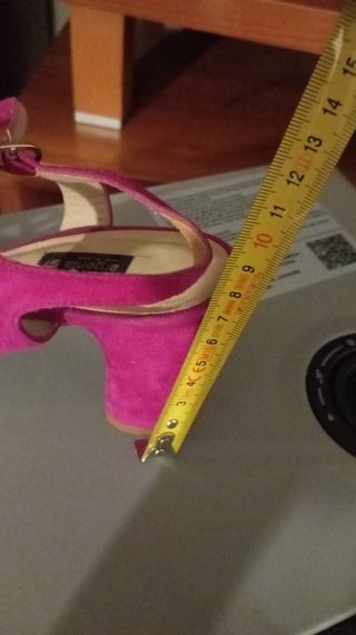 Sandalias de tacón rosa buganvilla con pedrería 