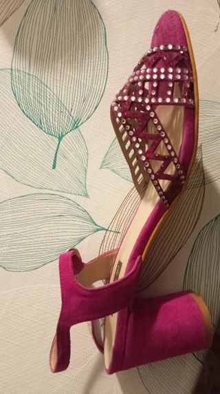 Sandalias de tacón rosa buganvilla con pedrería 