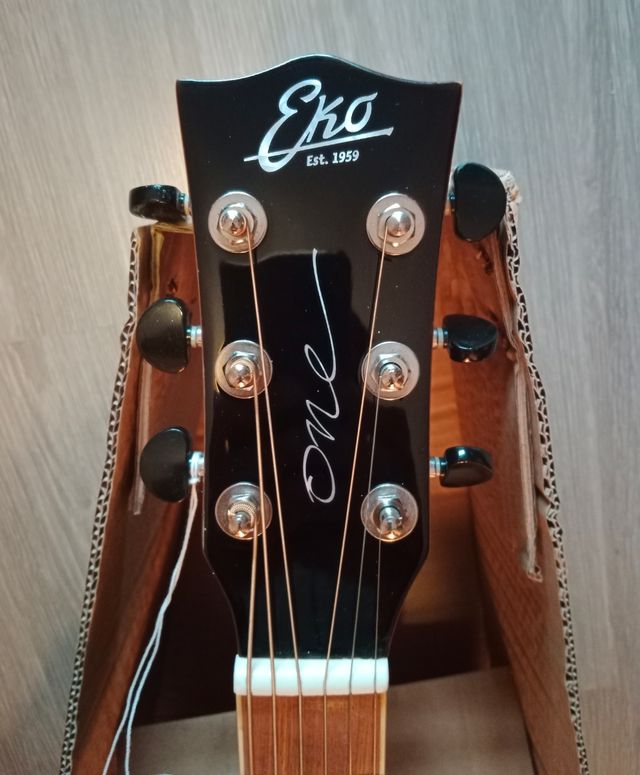 Guitarra electroacustica EKO one