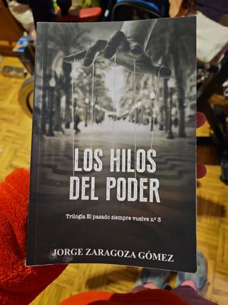 LOS HILOS DEL PODER: (Novela negra adictiva - El pasado siempre vuelve nº3) (Spanish Edition)