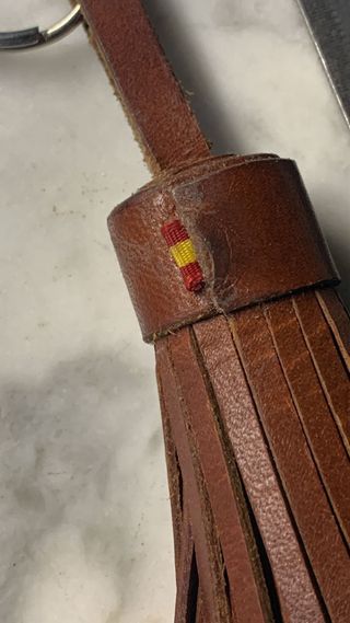 Llavero mota de cuero