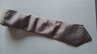 Corbata negra lunares