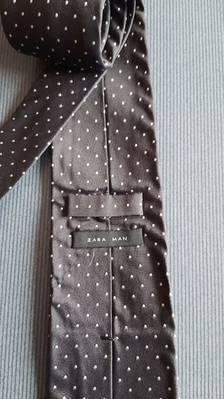 Corbata negra lunares