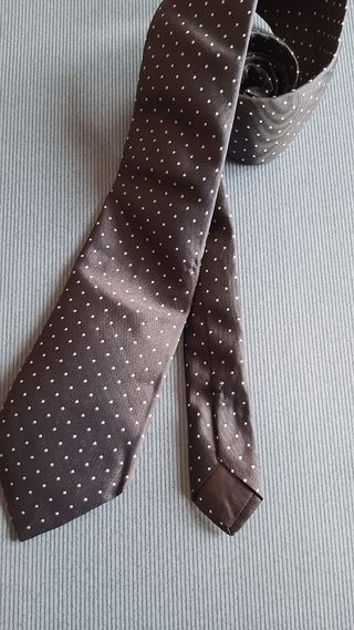Corbata negra lunares