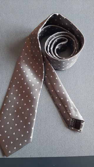 Corbata gris corazones 