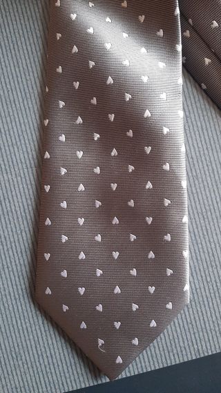 Corbata gris corazones 