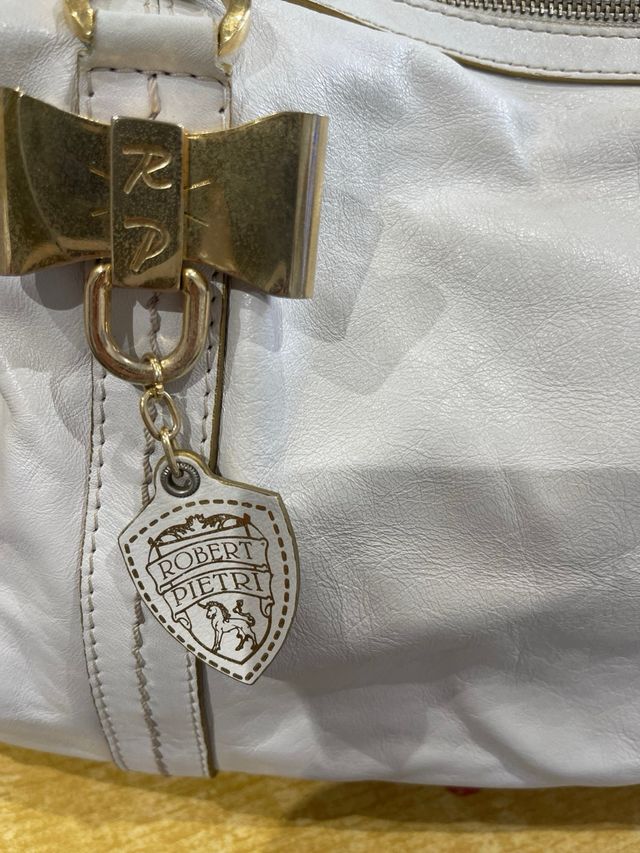 Elegante y bonito bolso de piel blanco.