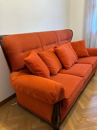 Muebles de salon de madera de castaño.