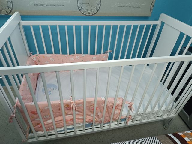 Cuna de madera con colchon