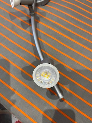 Lámpra de techo o pared está como nueva. bombillas