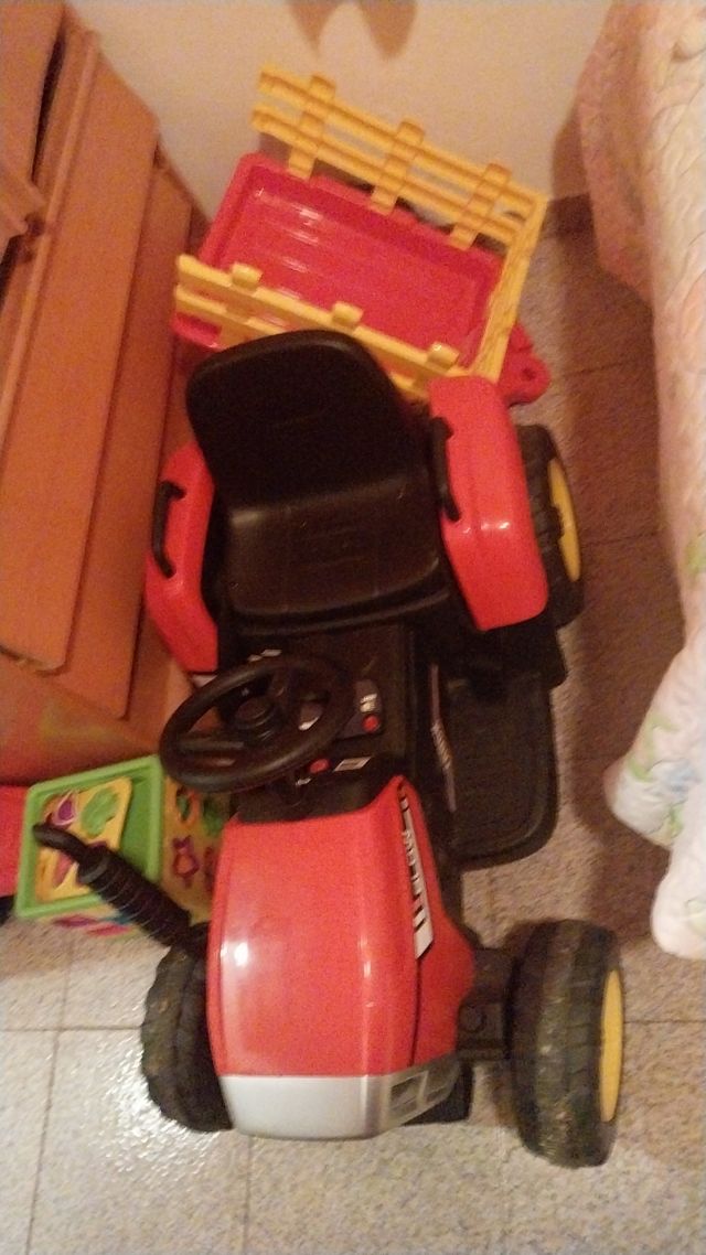 Tractor con remolque de batería