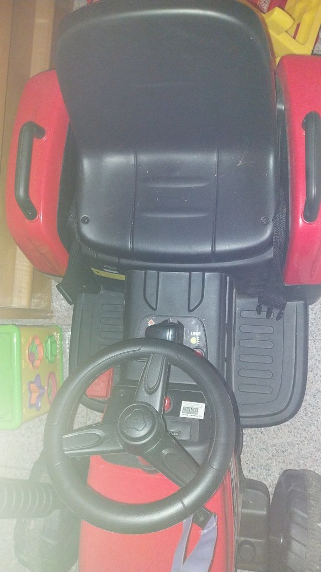 Tractor con remolque de batería